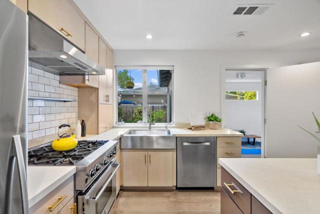 645 Maybell Avenue, Palo Alto CA: https://media.crmls.org/mediaz/b3a3d655-4ca5-4e6d-807d-540a7b7a8c39.jpg