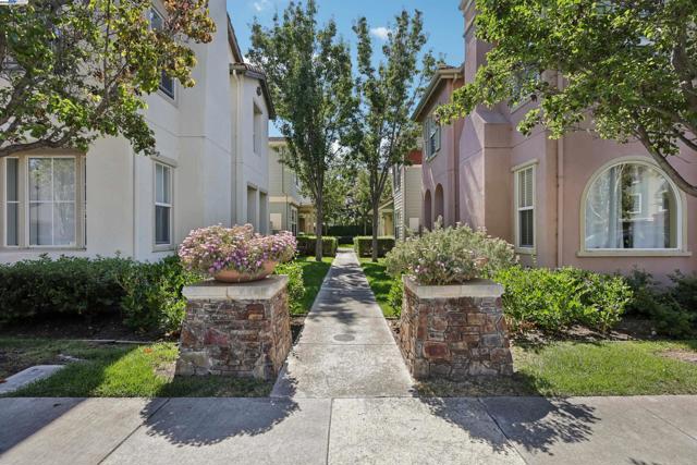 49199 Honeysuckle Ter, Fremont CA: https://media.crmls.org/mediaz/b3a418d4-d9f8-4a36-b275-6c371ec64cff.jpg