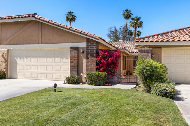 428 Sierra Madre S, Palm Desert CA: https://media.crmls.org/mediaz/b3a4a5cd-79a4-4d3f-900b-986fe2da14bd.jpg