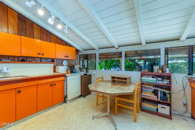 1330 Fern Oaks Drive, Santa Paula CA: https://media.crmls.org/mediaz/b3a4deb9-5bc2-45c7-a2f5-734cc618f762.jpg