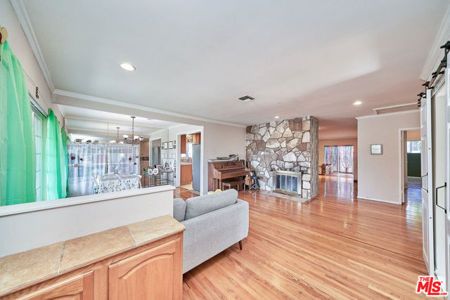 4930 Ramsdell Avenue, La Crescenta CA: https://media.crmls.org/mediaz/b3a59580-db7f-4a76-9bdb-674a06b154b6.jpg