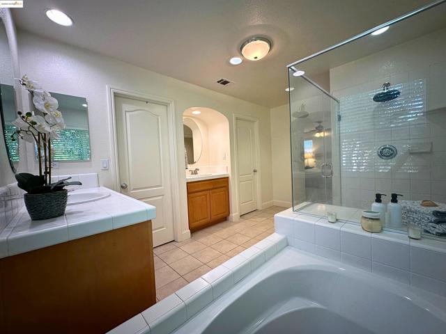 1327 Remington Ct, Tracy CA: https://media.crmls.org/mediaz/b3a5ef2e-7b29-4b8d-b322-1c2e5780d6ec.jpg