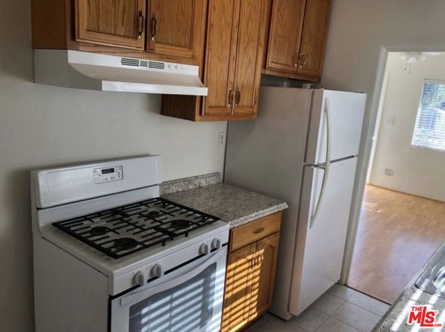 2415 Arizona Avenue, Santa Monica CA: https://media.crmls.org/mediaz/b3a65c0f-6436-4f51-a982-e9061696a2d0.jpg