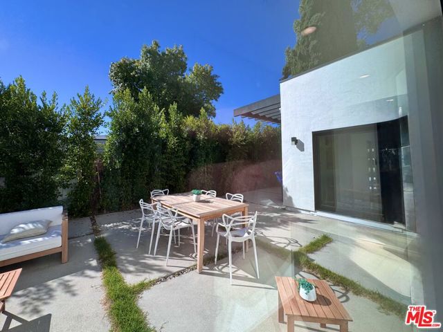 4040 Cartwright Avenue, Studio City CA: https://media.crmls.org/mediaz/b3a6a0f6-1213-4241-9333-a16d05290a7b.jpg