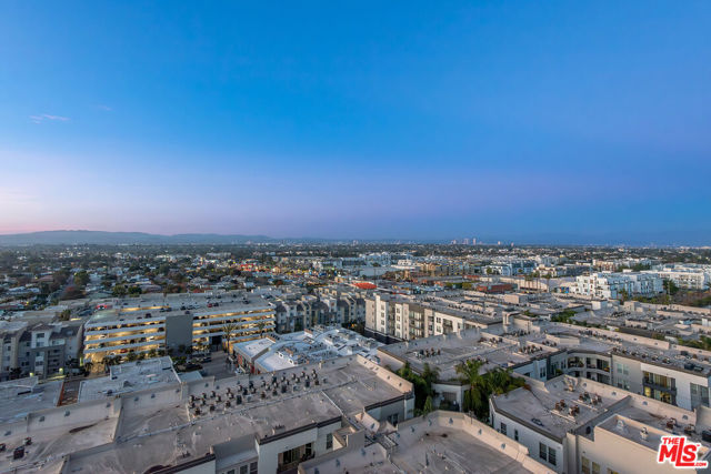 13700 Marina Pointe Drive, Marina del Rey CA: https://media.crmls.org/mediaz/b3a6a723-c126-4598-99f9-c6f013df15b6.jpg