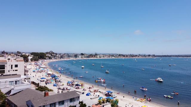 4135 Fanuel St, Pacific Beach (San Diego) CA: https://media.crmls.org/mediaz/b3a769be-821b-4838-aeb7-3d6661a39ae0.jpg