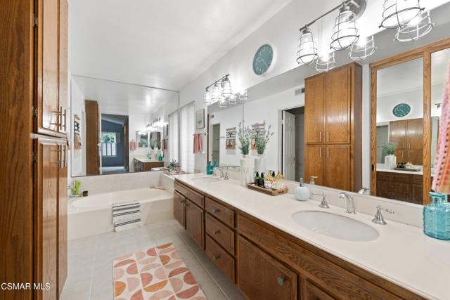 11556 Coralberry Court, Moorpark CA: https://media.crmls.org/mediaz/b3a80812-e13a-42a1-90be-01aba7f92498.jpg