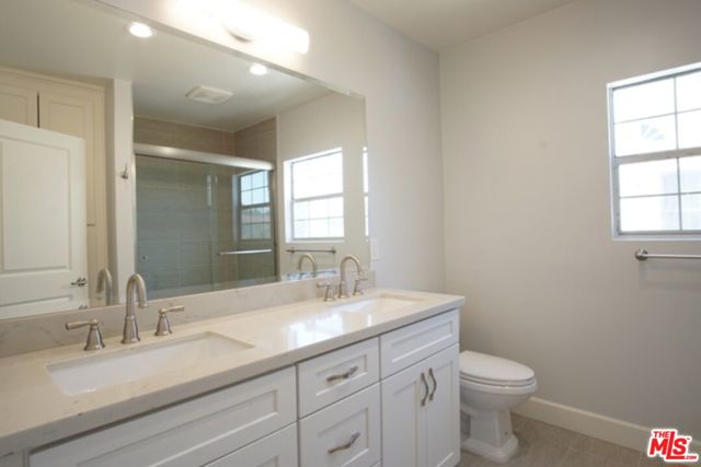 830 3rd Avenue, Los Angeles CA: https://media.crmls.org/mediaz/b3a8abb4-3ba6-408c-8649-44add8f1f4f0.jpg