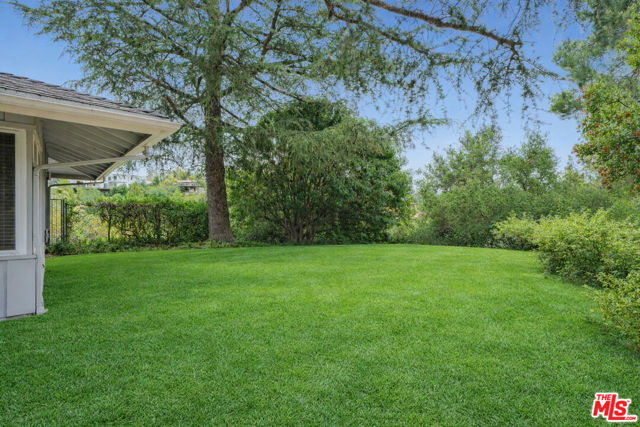 15901 High Knoll Road, Encino CA: https://media.crmls.org/mediaz/b3a97fa8-9c3e-4c47-9721-9e67184c5c76.jpg