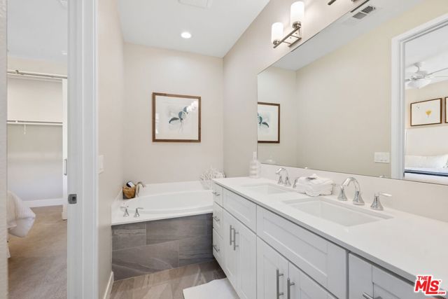 4394 Paxton Place, Calabasas CA: https://media.crmls.org/mediaz/b3a9b8c7-ed6e-4456-a142-6642c41cee4d.jpg