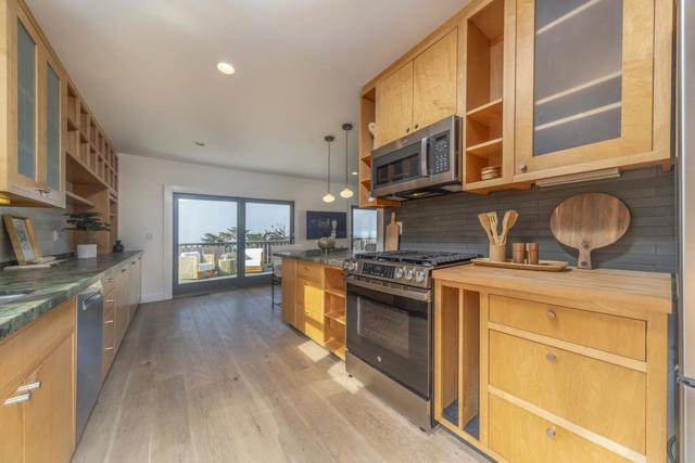 854 Kelmore Street, Moss Beach CA: https://media.crmls.org/mediaz/b3aa119b-5b24-4678-9147-0979cf2ed629.jpg