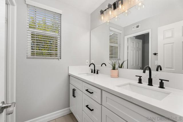 6 Reston Way, Ladera Ranch CA: https://media.crmls.org/mediaz/b3ac6488-872c-4740-b95f-f8248bf636df.jpg