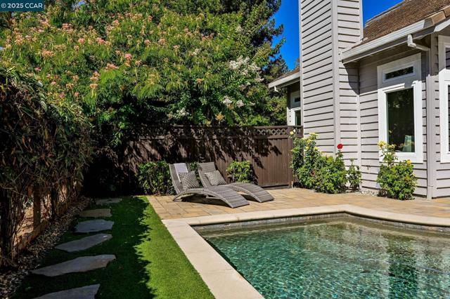 47 Kentfield Ct, Alamo CA: https://media.crmls.org/mediaz/b3ac8477-2452-4a75-85fc-d25385aa3556.jpg