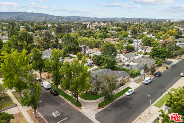 5767 Lasaine Avenue, Encino CA: https://media.crmls.org/mediaz/b3ad8816-9b00-413a-987f-be6eb39edd42.jpg