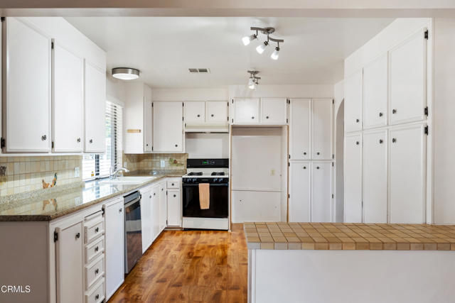 Detail Gallery Image 19 of 52 For 75 Poinsettia Gardens Dr, Ventura,  CA 93004 - 2 Beds | 2 Baths