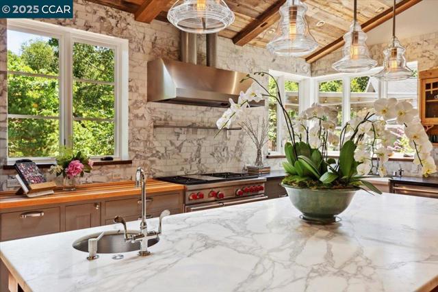 15 Cascade Ln, Orinda CA: https://media.crmls.org/mediaz/b3ae38e5-9e6f-487f-b3d2-7bbcff5d7c69.jpg