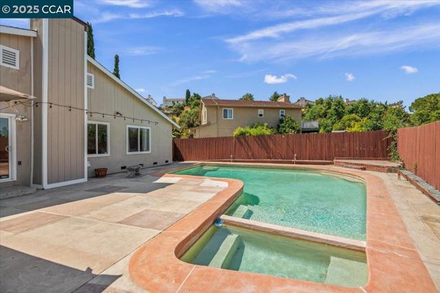 118 Cottonwood Ct, Hercules CA: https://media.crmls.org/mediaz/b3af1b9d-7e8f-47ee-84bb-f2e840280377.jpg