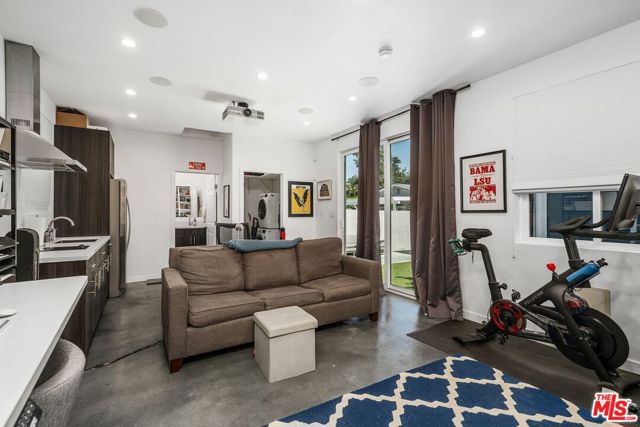 4139 Camero Avenue, Los Angeles CA: https://media.crmls.org/mediaz/b3af3e4c-eec4-479a-89a7-2121a2853bb6.jpg