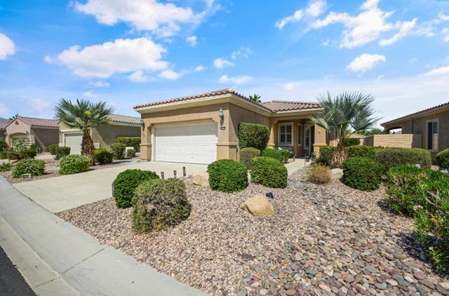 40752 Calle Guapo, Indio CA: https://media.crmls.org/mediaz/b3afdd35-3bcc-4ee5-8357-2f602d20c3c7.jpg