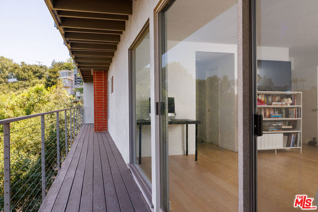 3268 Wrightwood Drive, Studio City CA: https://media.crmls.org/mediaz/b3b02e40-f458-4d0f-b0d1-7a1f7b060eb0.jpg