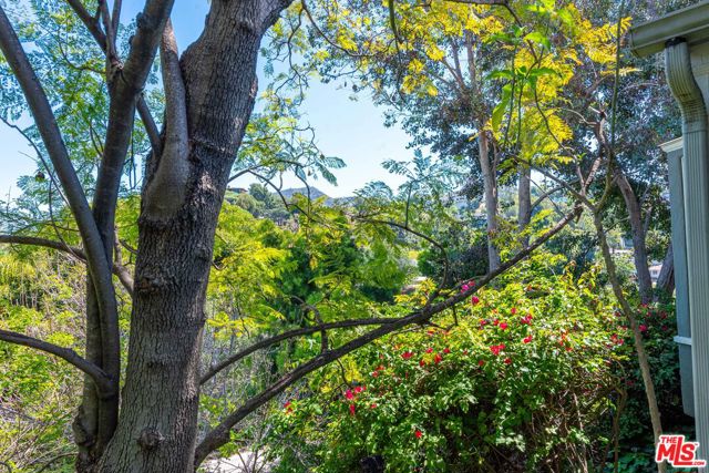 3217 Bennett Drive, Los Angeles CA: https://media.crmls.org/mediaz/b3b0641f-9d10-47f4-ba43-3ea597693a05.jpg