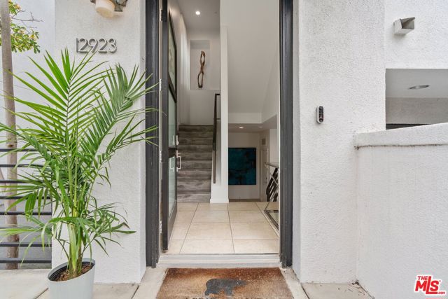 12923 Bluff Creek Drive, Los Angeles CA: https://media.crmls.org/mediaz/b3b16c22-ca5a-4f6b-b1f7-d71640de08a2.jpg