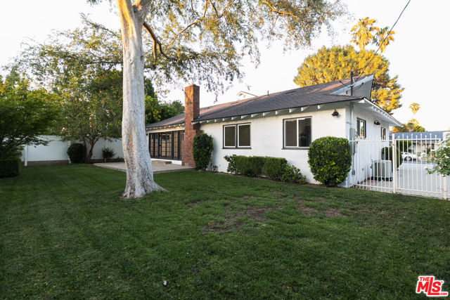 8335 GLADBECK Avenue, Northridge CA: https://media.crmls.org/mediaz/b3b21d7e-d442-4647-92a6-b4a77287a56c.jpg