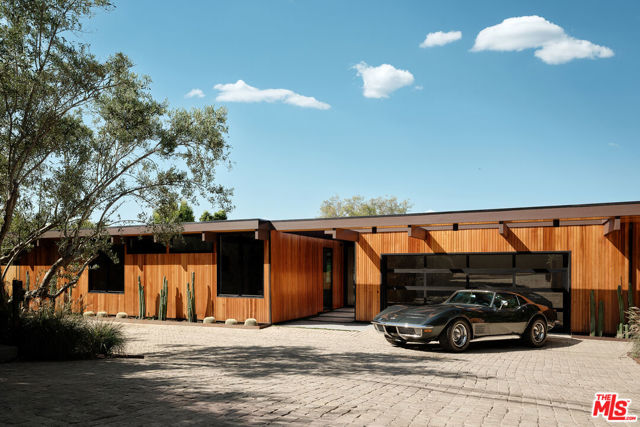 5637 Busch Drive, Malibu CA: https://media.crmls.org/mediaz/b3b263ea-cb65-48a3-b5f0-b0a946b62019.jpg
