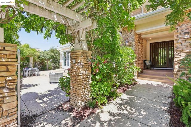 125 Mystic Pl, Alamo CA: https://media.crmls.org/mediaz/b3b29fdf-a74b-4cf2-9c83-d17bdaae8ef0.jpg