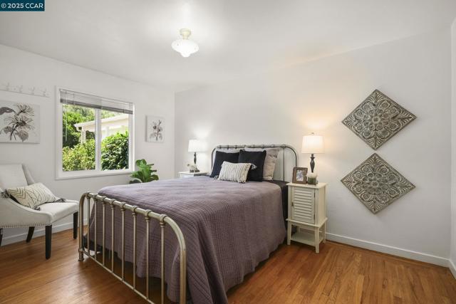 884 Juanita Dr, Lafayette CA: https://media.crmls.org/mediaz/b3b33faf-b6d2-4770-814a-b9e3e0b592fa.jpg