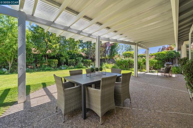3245 Newport Court, Walnut Creek CA: https://media.crmls.org/mediaz/b3b36f28-39b6-4ac3-b34b-81334f287961.jpg
