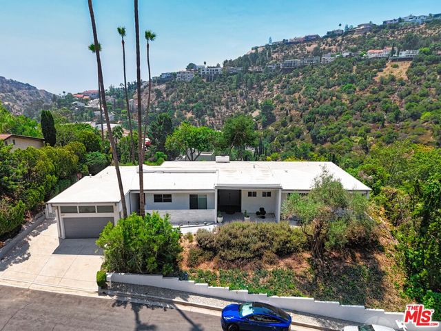2657 Zorada Drive, Los Angeles CA: https://media.crmls.org/mediaz/b3b3e58d-1948-4656-ab34-370d33d74cbe.jpg