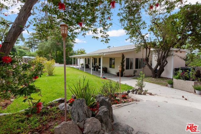 2916 Henrietta Avenue, La Crescenta CA: https://media.crmls.org/mediaz/b3b484b5-8f1b-4598-b751-803c9a5b1a4a.jpg