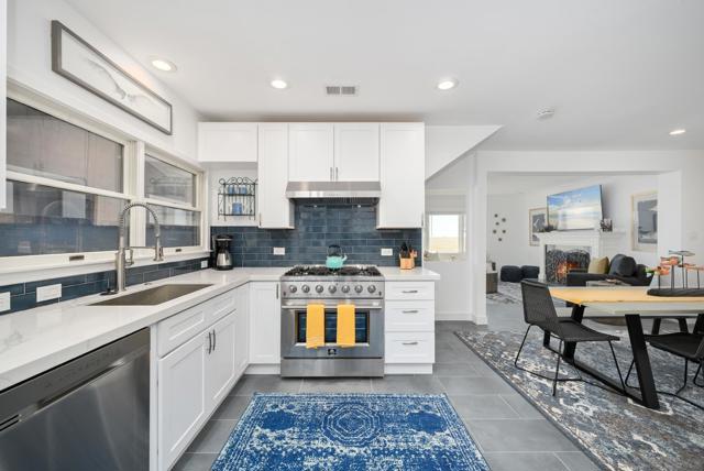 206 E E Oceanfront, Newport Beach CA: https://media.crmls.org/mediaz/b3b48df6-ff63-47ed-8b19-f09cd131eb92.jpg
