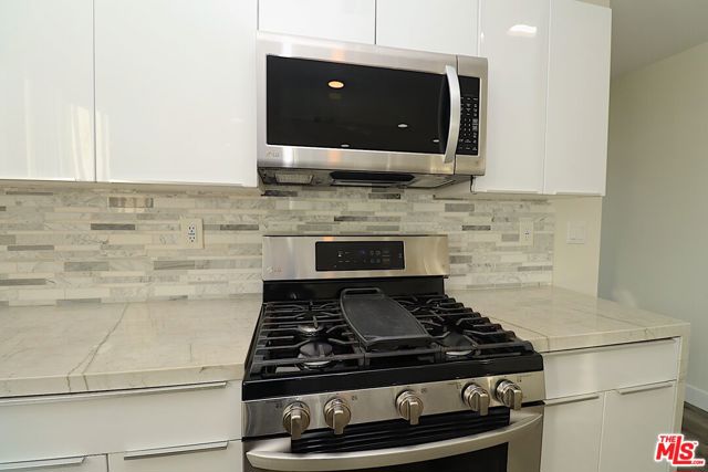 2121 S Burnside Avenue, Los Angeles CA: https://media.crmls.org/mediaz/b3b559ec-113c-4332-8741-0b4348337d3d.jpg