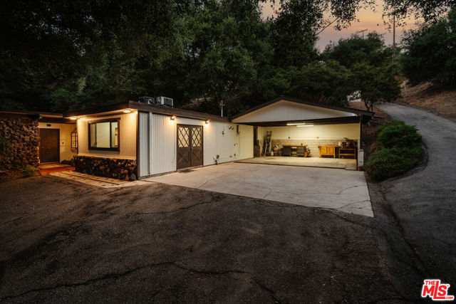 1289 Old Topanga Canyon Road, Topanga CA: https://media.crmls.org/mediaz/b3b5a29f-eea6-4150-8562-5652fdc80ed3.jpg