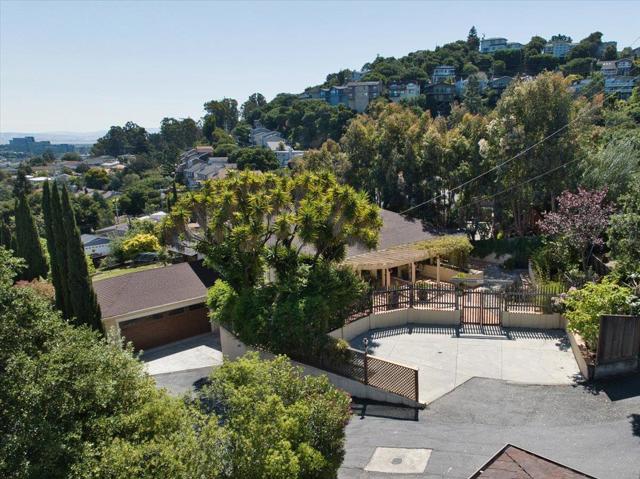 1720 Hillman Avenue, Belmont CA: https://media.crmls.org/mediaz/b3b5a83e-ad3f-481d-835c-48f422a0040e.jpg