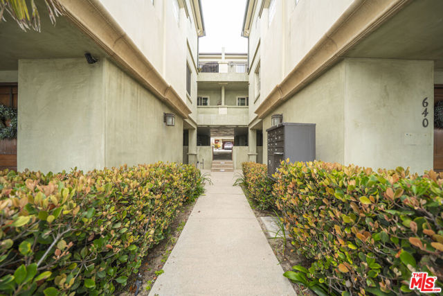 642 Hermosa Avenue, Hermosa Beach CA: https://media.crmls.org/mediaz/b3b74848-8693-404a-ad76-62c92d586ad2.jpg
