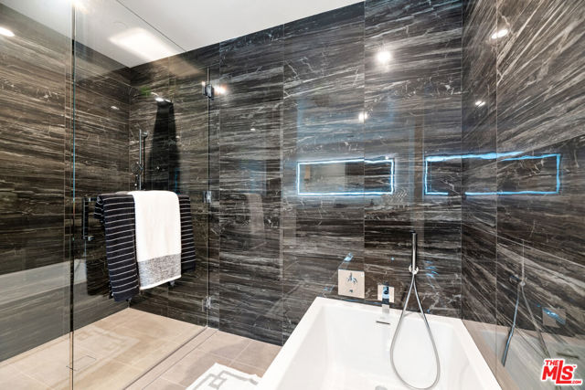 728 N Sweetzer Avenue, West Hollywood CA: https://media.crmls.org/mediaz/b3b76391-e336-4956-8e1c-e6ad6effefc5.jpg