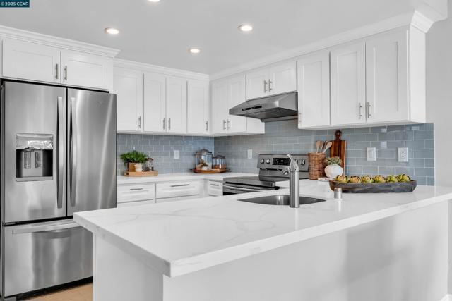 31 Turtle Creek Street, Oakland CA: https://media.crmls.org/mediaz/b3b86d2d-8a51-41d6-9248-20191e76170d.jpg