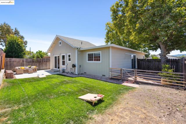 1865 Overhill Rd, Concord CA: https://media.crmls.org/mediaz/b3bb12e9-326e-4ebd-9f35-d9aac0eef3e2.jpg