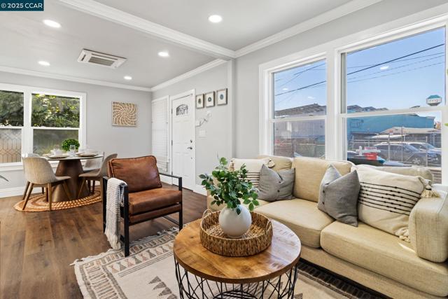 4010 Masterson St, Oakland CA: https://media.crmls.org/mediaz/b3bb4458-4a17-4aa7-87c2-f658d6ee5da2.jpg