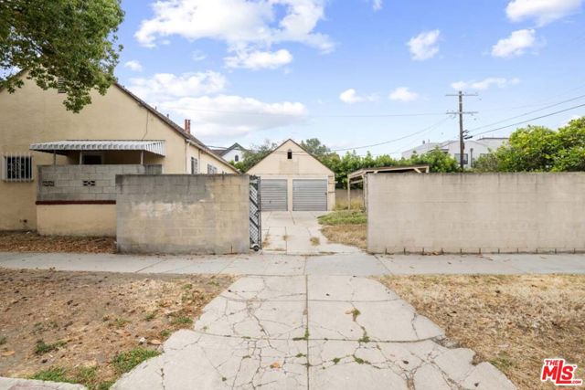 1601 S Shenandoah Street, Los Angeles CA: https://media.crmls.org/mediaz/b3bc32da-927b-4e3d-91ba-bf013e463d4c.jpg