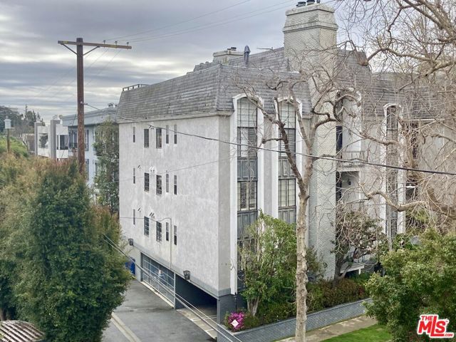 1097 S Bedford Drive, Los Angeles CA: https://media.crmls.org/mediaz/b3bc8a26-79bd-4792-a413-c95fe70206ac.jpg