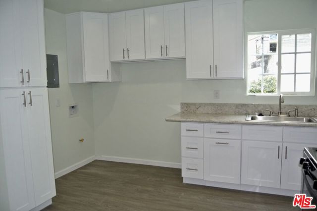 603 W 47th Street, Los Angeles CA: https://media.crmls.org/mediaz/b3bda0ee-31ad-4f79-a5e9-abae04f1e8bd.jpg