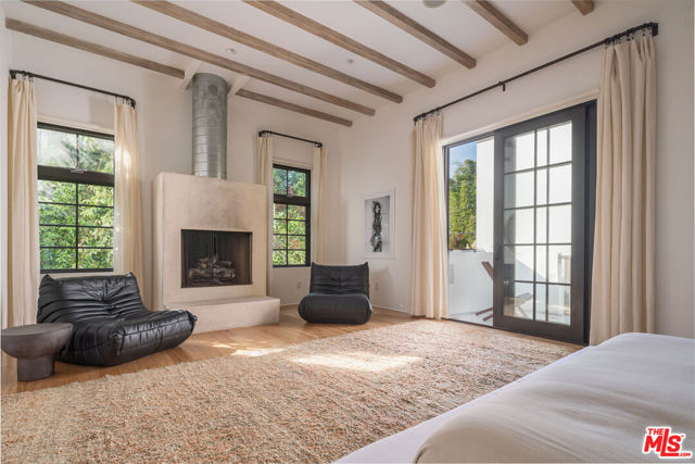 509 Santa Clara Avenue, Venice CA: https://media.crmls.org/mediaz/b3bed003-02cc-456c-9918-448931982b28.jpg