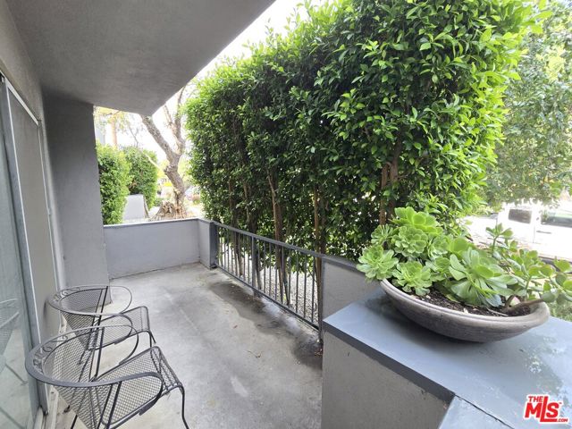 5720 Yolanda Avenue, Tarzana CA: https://media.crmls.org/mediaz/b3bf6d81-a00e-4383-badd-6c26c222b5b5.jpg