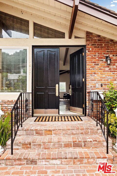 2617 Sleepy Hollow Place, Glendale CA: https://media.crmls.org/mediaz/b3c01edd-8384-41d5-a210-08b64eb57821.jpg