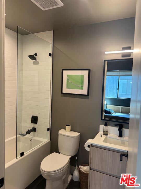 1144 N Detroit Street, West Hollywood CA: https://media.crmls.org/mediaz/b3c09752-c626-4a39-bb02-84ab3c204f20.jpg