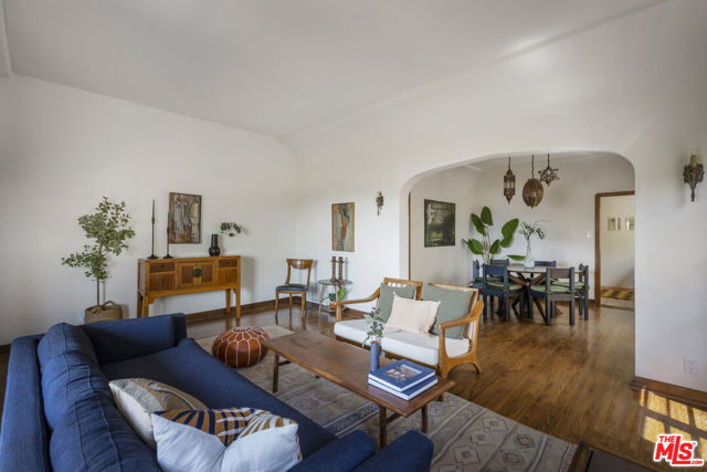 6105 Mount Angelus Drive, Los Angeles CA: https://media.crmls.org/mediaz/b3c0cf45-5924-42b3-8063-9db52a30d6b1.jpg